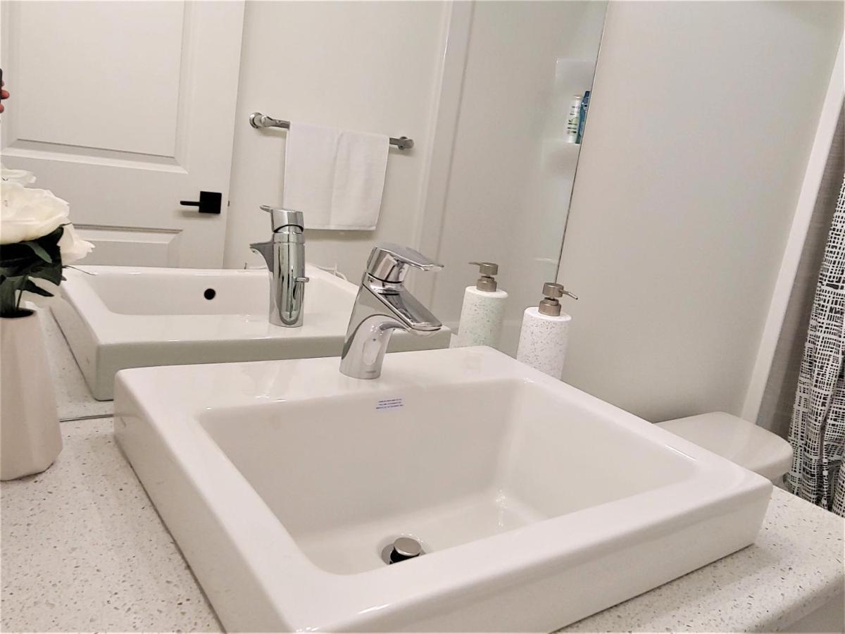 וויניפג Serene 2 Bedroom Condo With Balcony And Lakeview מראה חיצוני תמונה
